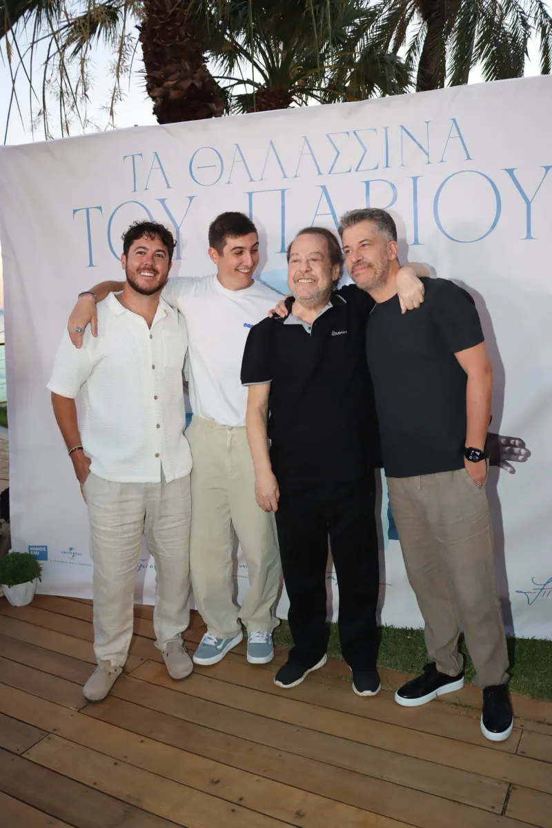 Ο Γιάννης Πάριος με τους γιους του, Μιχαήλ, Good Job Nicky και Χάρη Βαρθακούρη στην Αθηναϊκή Ριβιέρα.