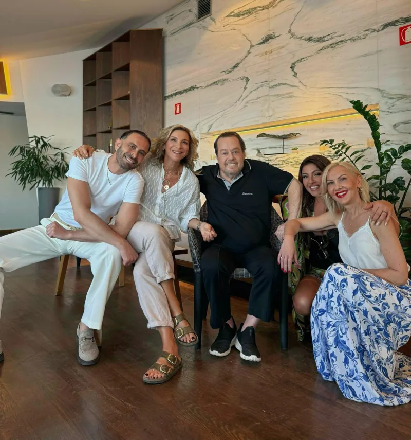 Κ. Χριστοφόρου, Μ. Μάτσα, Έλενα Παπαρίζου και Κ. Τσόλκα στην ακρόαση του νέου δίσκου του Γιάννη Πάριου.