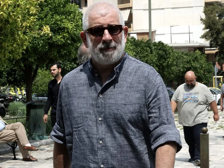 Ο ηθοποιός Πέτρος Φιλιππίδης κατά την έξοδό του από το δικαστήριο μετά την ανακοίνωση της ποινής του.