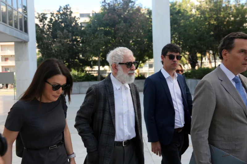 Ο ηθοποιός Πέτρος Φιλιππίδης κατά την έξοδό του από το δικαστήριο μετά την ανακοίνωση της ποινής του.