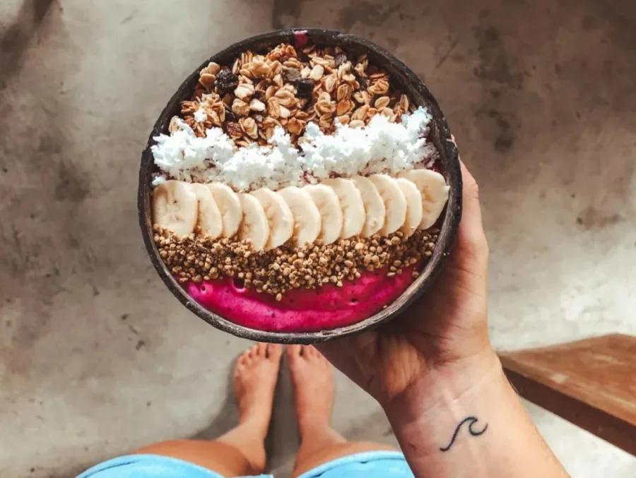 Smoothie bowl με φρούτα και δημητριακά σε κέλυφος καρύδας.