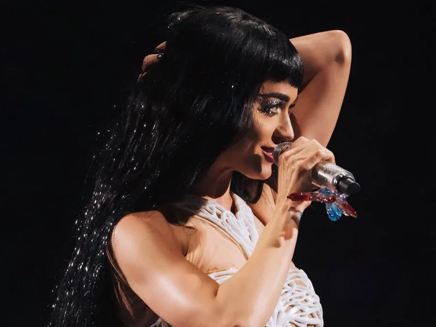 Η Katy Perry πάνω σε σκηνικό σε σχήμα πεταλούδας κατά τη διάρκεια συναυλίας της.