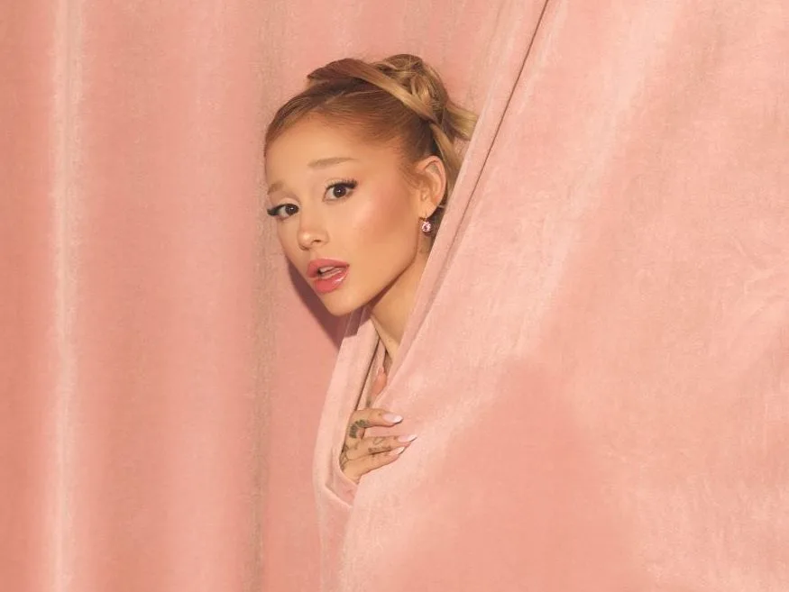 Η Ariana Grande σε φωτογραφία από το Instagram της, στο πλαίσιο άρθρου για celebrities με ασυνήθιστα ταλέντα.