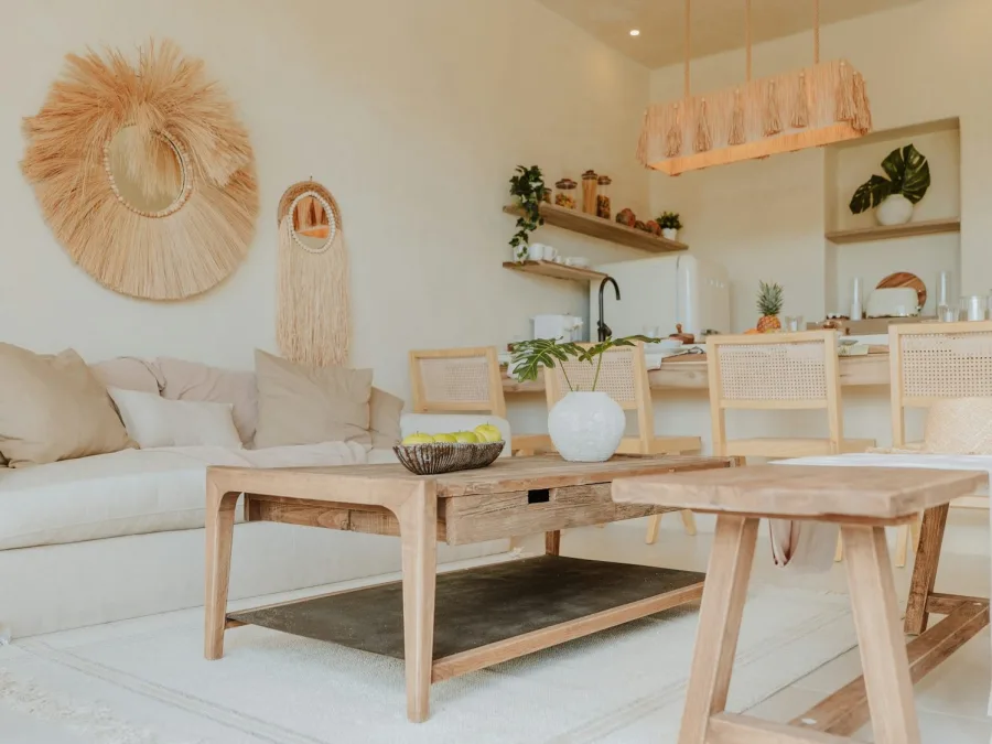 Μοντέρνο σαλόνι σε boho στυλ με ξύλινα έπιπλα και γήινες αποχρώσεις.