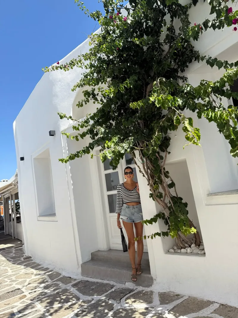 Η Σταματίνα Τσιμτσιλή μαυρισμένη και στυλάτη σε παραλία της Πάρου κατά τη διάρκεια των καλοκαιρινών της διακοπών.