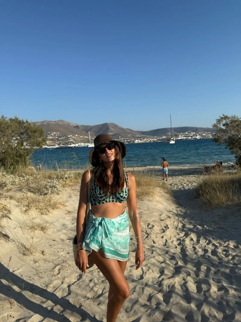 Η Σταματίνα Τσιμτσιλή σε καλοκαιρινές διακοπές στην Πάρο.