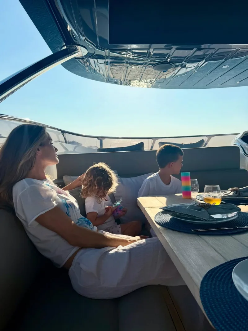 Ο Jason Statham και η Rosie Huntington σε ρομαντικές διακοπές με πολυτελές σκάφος.