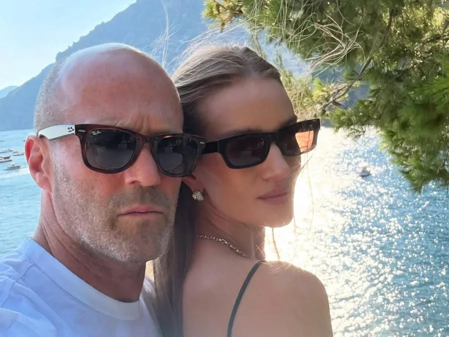 Ο Jason Statham και η Rosie Huntington σε ρομαντικές διακοπές πάνω σε πολυτελές σκάφος.