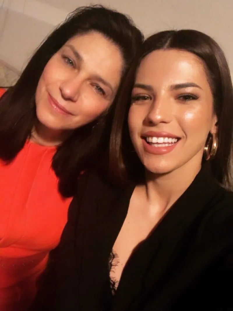 Η Στέλλα Πάσσαρη με την μητέρα της, σε μια συγκινητική στιγμή μετά την απώλεια που βύθισε στο πένθος την οικογένεια.