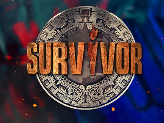 Το λογότυπο του Survivor σε κυκλικό ανάγλυφο δίσκο με πέτρινη υφή.