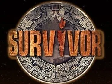Το λογότυπο του Survivor σε κυκλικό φόντο με αρχαιοπρεπή μοτίβα.