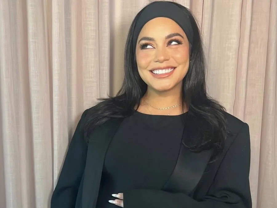Η Vanessa Hudgens ποζάρει σε φωτογραφία από το Instagram ανακοινώνοντας τη δεύτερη εγκυμοσύνη της.