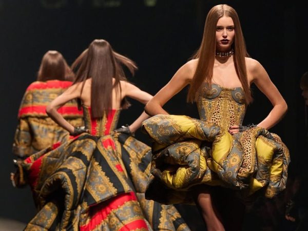 Η νέα εποχή του οίκου Versace ξεκινά με τον Dario Vitale και ένα ανατρεπτικό ντεμπούτο στο Μιλάνο