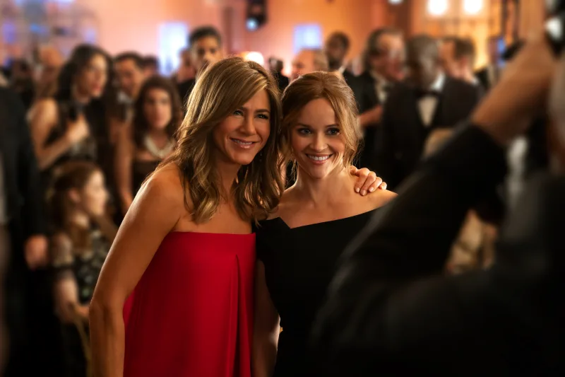 Η Jennifer Aniston και η Reese Witherspoon στη σειρά The Morning Show του Apple TV+.
