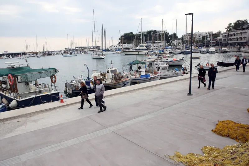 Άποψη από το Μικρολίμανο στον Πειραιά με σκάφη στη θάλασσα, που θυμίζει ελληνικό νησί.