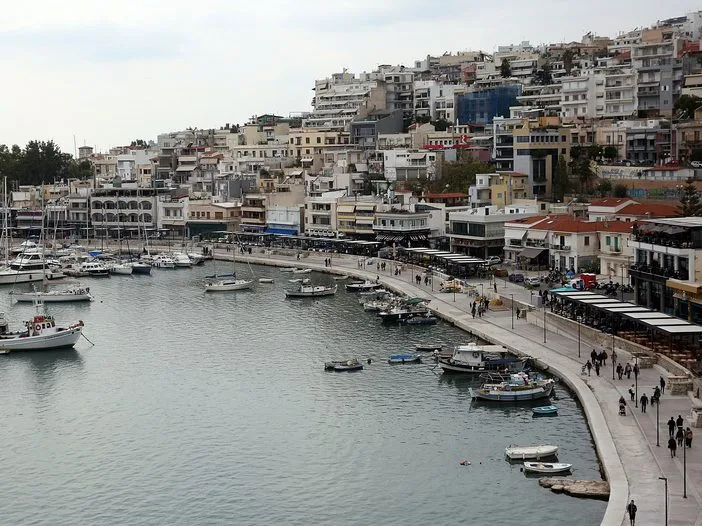 Άποψη από το Μικρολίμανο στον Πειραιά με σκάφη στη θάλασσα, ένα από τα σημεία της Αθήνας που θυμίζουν νησί.