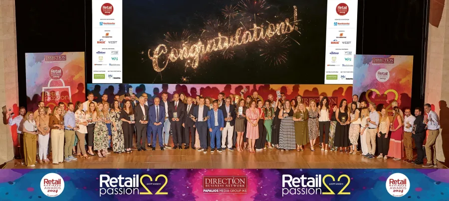 Ομαδική φωτογραφία των νικητών των RetailBusiness Awards 2024 στη σκηνή.