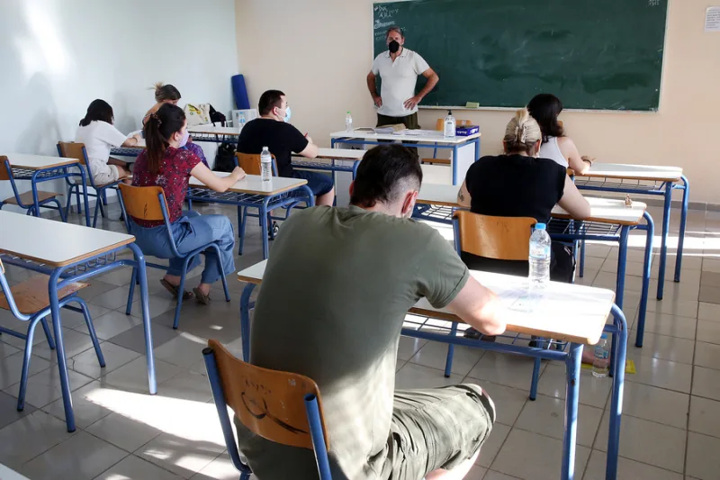Φοιτητές σε αίθουσα διαγωνισμάτων παρακολουθούν τις εξελίξεις των Βάσεων 2025 και την άνοδο ή πτώση των μορίων στις σχολές.