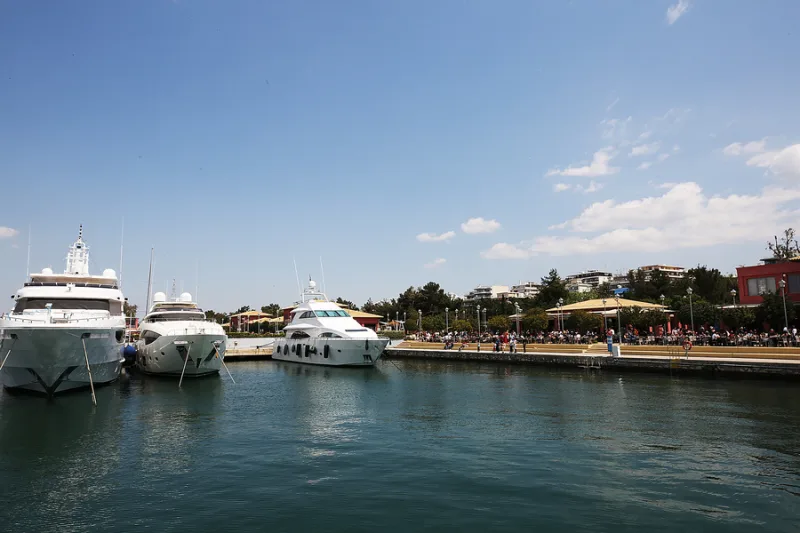Άποψη της Μαρίνας Φλοίσβου με σκάφη, ένα από τα σημεία της Αθήνας που θυμίζουν νησί.