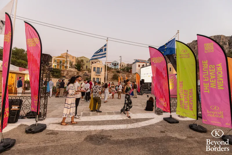 Άποψη του Διεθνούς Φεστιβάλ Ντοκιμαντέρ Καστελλορίζου με κόσμο και σημαίες.