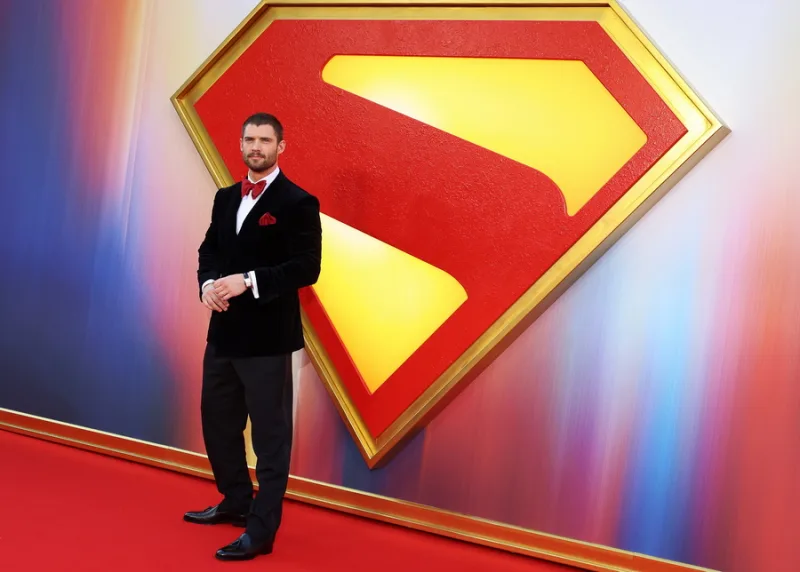 Αφίσα ή σκηνή από τις ταινίες Superman και F1 που κυριαρχούν στο παγκόσμιο box office.