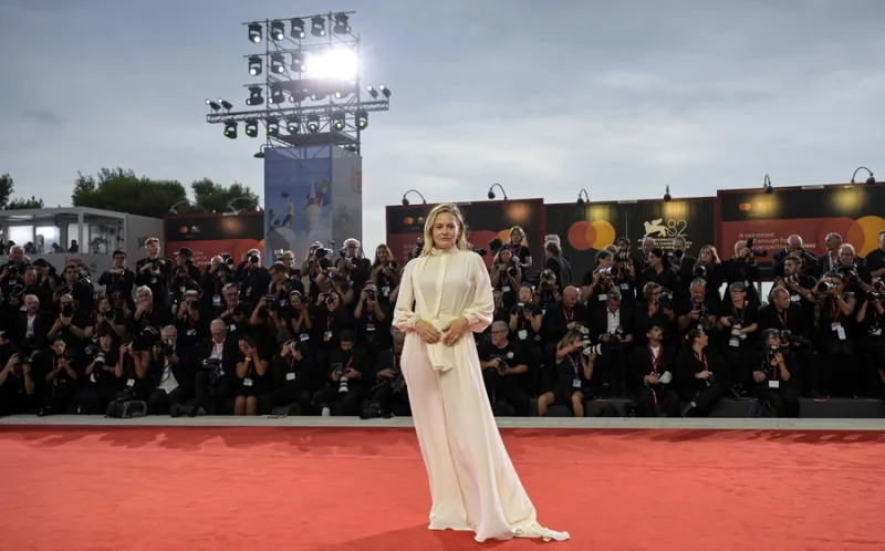 Η Taylor Swift με φόρεμα Ralph Lauren μετά την είδηση για τον αρραβώνα της με τον Travis Kelce.