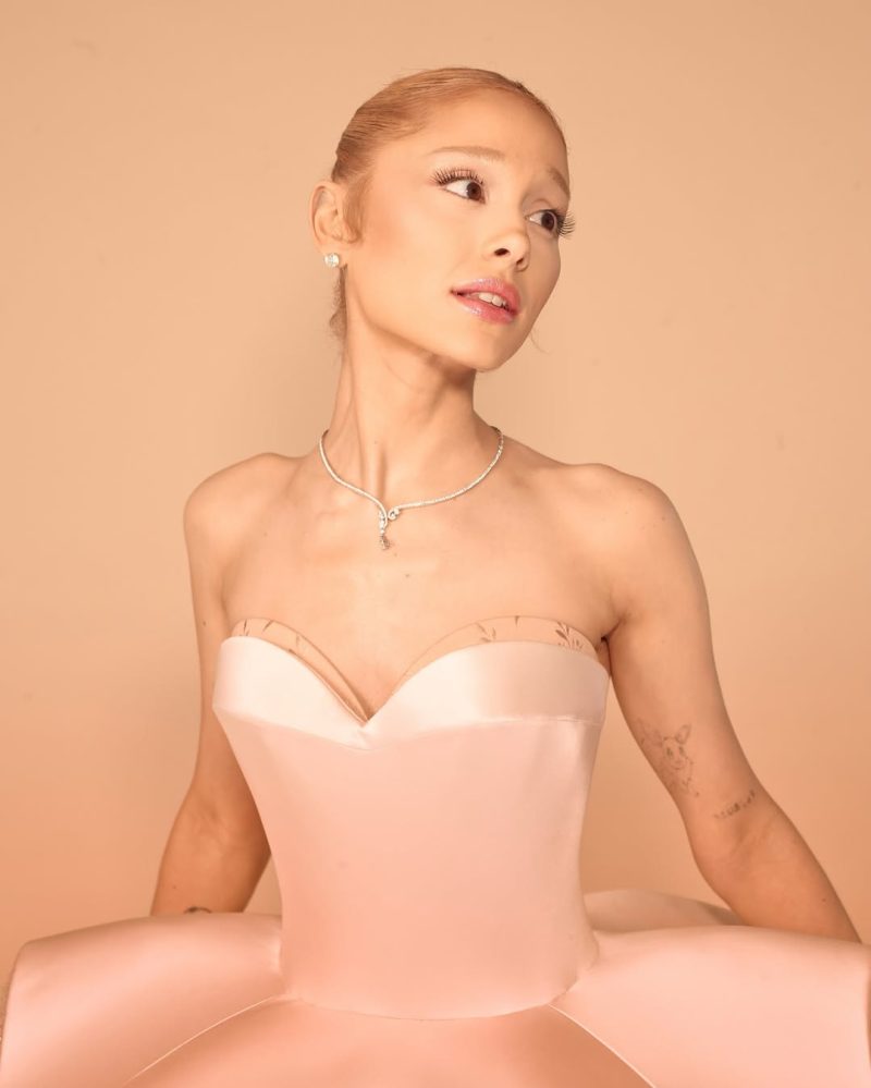 Η Ariana Grande σε στιγμιότυπο από το Instagram για το νέο της αινιγματικό βίντεο.