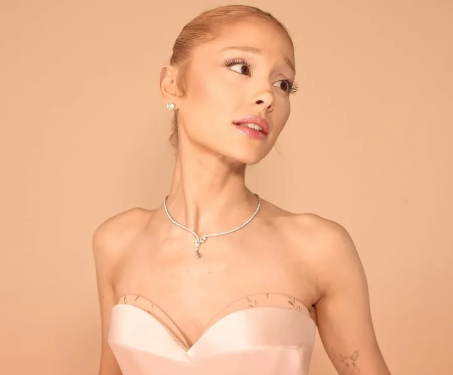 Η Ariana Grande σε στιγμιότυπο από το Instagram για το νέο της αινιγματικό βίντεο.