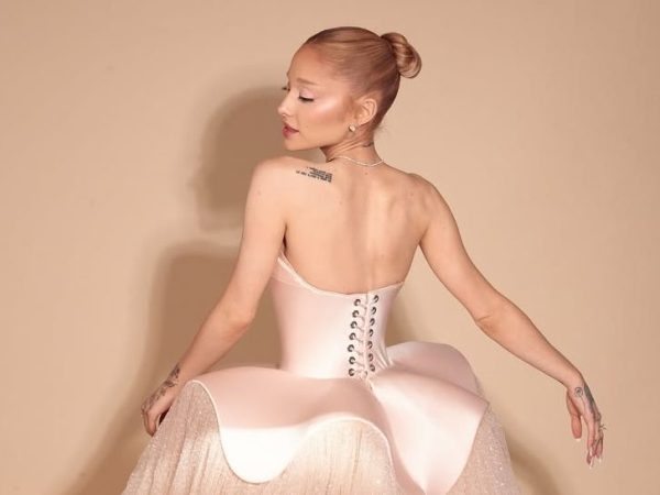 Αναμονή για το επόμενο βήμα της Ariana Grande: Τι κρύβει το αινιγματικό βίντεο