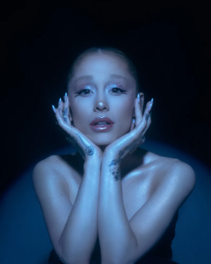 Η Ariana Grande σε στιγμιότυπο από το Instagram για το νέο της βίντεο και την αναμονή της περιοδείας.