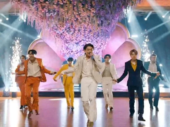 Η πρώτη συναυλία των BTS στο Netflix με τα μέλη του συγκροτήματος να χορεύουν σε μια εντυπωσιακή σκηνική παρουσία.