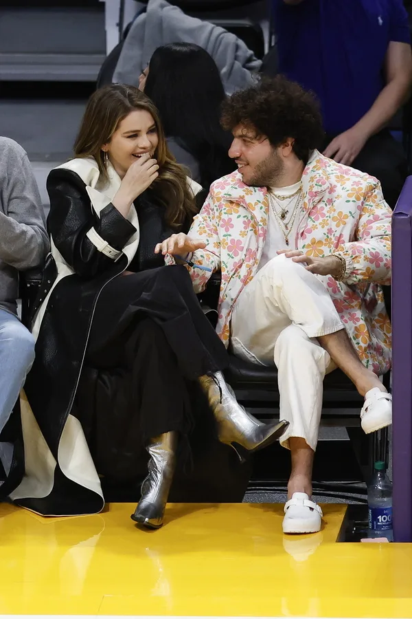 Η Selena Gomez και η Taylor Swift σε κοινή τους εμφάνιση με αφορμή την είδηση για τους αρραβώνες τους.