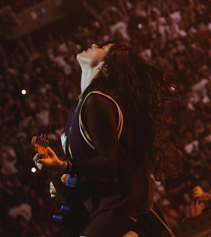 Η Billie Eilish σε φωτογραφία από το Instagram για την κυκλοφορία του άλμπουμ Lullaby Renditions of Billie Eilish.