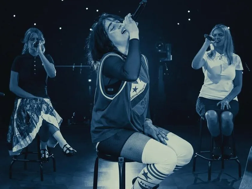 Πορτρέτο της Billie Eilish από τον επίσημο λογαριασμό της στο Instagram για το άλμπουμ Lullaby Renditions.