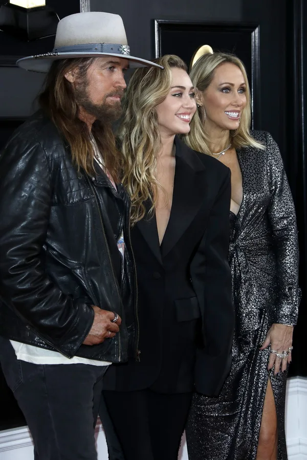 Ο Billy Ray Cyrus, η Miley Cyrus και η Tish Cyrus σε κοινή εμφάνιση το 2019.