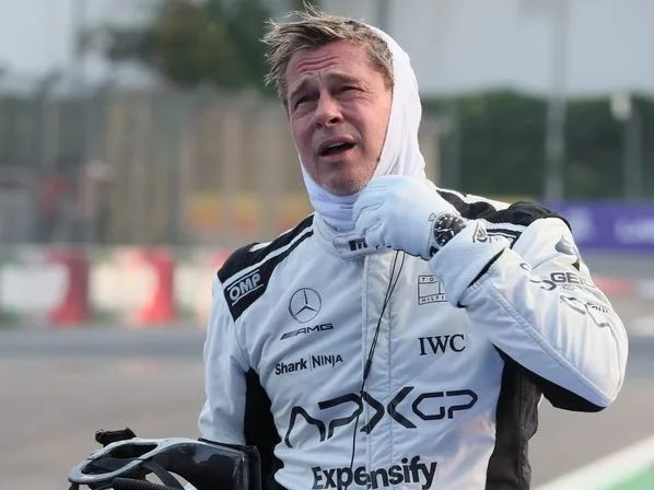 Ο Brad Pitt με φόρμα οδηγού αγώνων, κατά την άφιξή του στην Ύδρα για τα γυρίσματα της νέας του ταινίας.