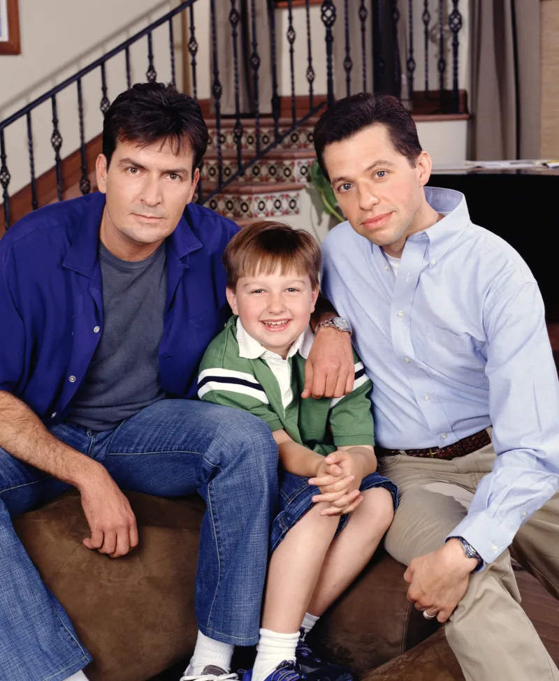 Οι Charlie Sheen, Jon Cryer και Angus T. Jones στη σειρά Two and a Half Men το 2003.