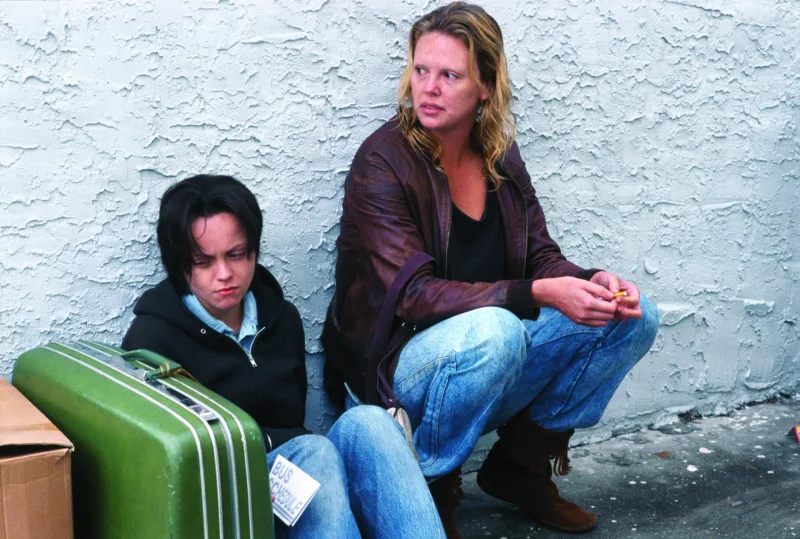 Η Christina Ricci και η Charlize Theron σε σκηνή από την ταινία Monster του 2003.