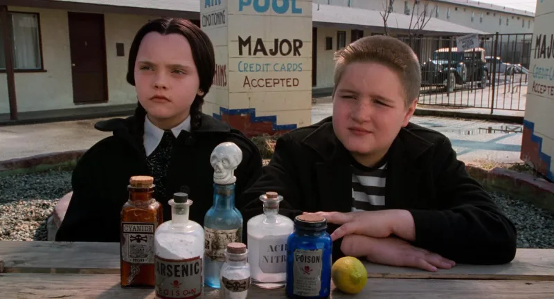 Η Christina Ricci και ο Jimmy Workman ως Wednesday και Pugsley στην ταινία The Addams Family του 1991.
