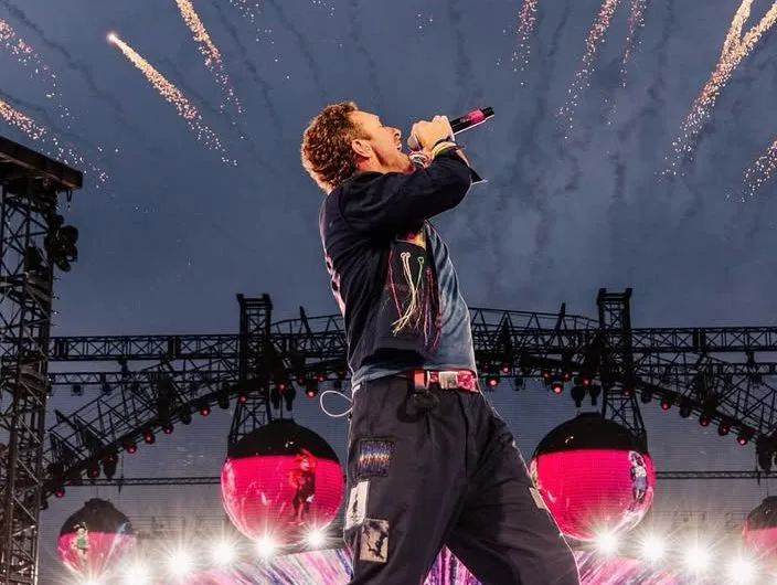 Ο Chris Martin των Coldplay στη σκηνή του Wembley κατά τη διάρκεια της viral πρότασης γάμου.
