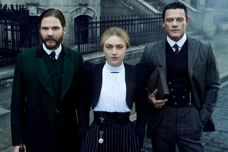 Ο Daniel Brühl, η Dakota Fanning και ο Luke Evans στη σειρά The Alienist του 2018.
