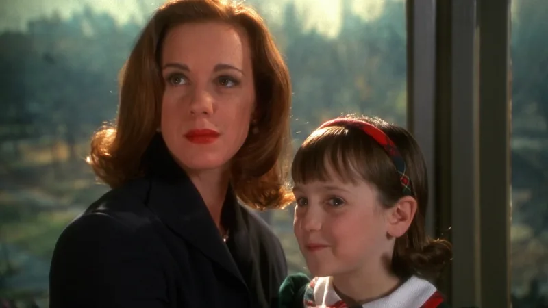 Η Elizabeth Perkins και η Mara Wilson στην ταινία Miracle on 34th Street του 1994.