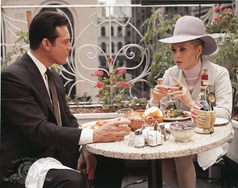 Ο Paul Burke και η Faye Dunaway στην ταινία The Thomas Crown Affair του 1968.