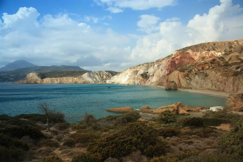 Η παραλία Φυριπλάκα στη Μήλο, η οποία αναδείχθηκε στα 10 καλύτερα νησιά του κόσμου.