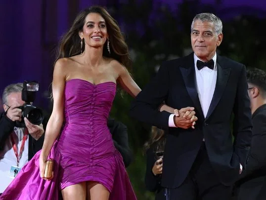 Ο George Clooney και η Amal Alamuddin στην πρεμιέρα της ταινίας Jay Kelly στο Φεστιβάλ Βενετίας 2025.
