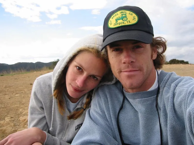 Ο γιος της Julia Roberts κάνει skateboard σε ασπρόμαυρο βίντεο από τον λογαριασμό του Danny Moder στο Instagram.
