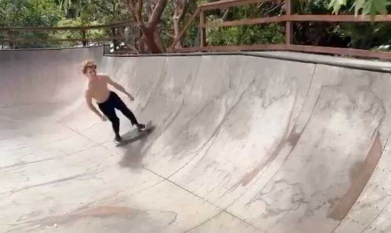 Ο γιος της Julia Roberts κάνει skateboard σε ασπρόμαυρο βίντεο από τον λογαριασμό του Danny Moder στο Instagram.