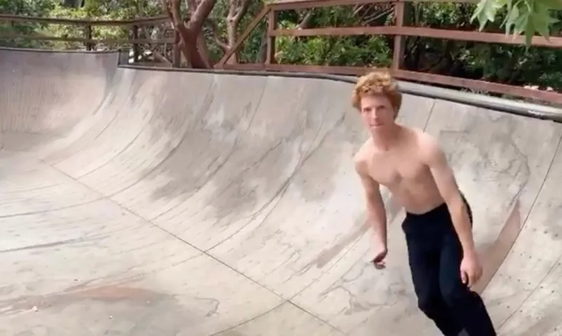 Ο γιος της Julia Roberts κάνει skateboard σε ασπρόμαυρο βίντεο από τον λογαριασμό του Danny Moder στο Instagram.