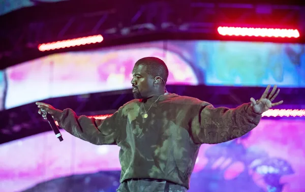 Ο Kanye West σε στιγμιότυπο από το ντοκιμαντέρ In Whose Name που γυρίστηκε με iPhone.