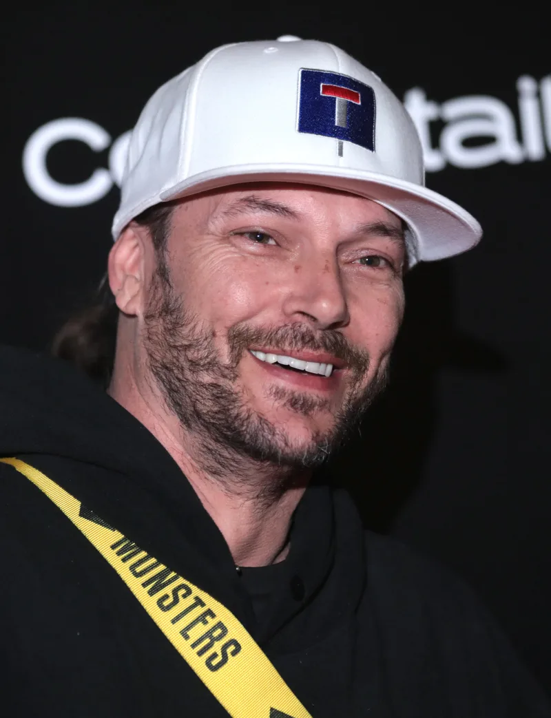 Ο Kevin Federline με λευκό καπέλο και μαύρο φούτερ.